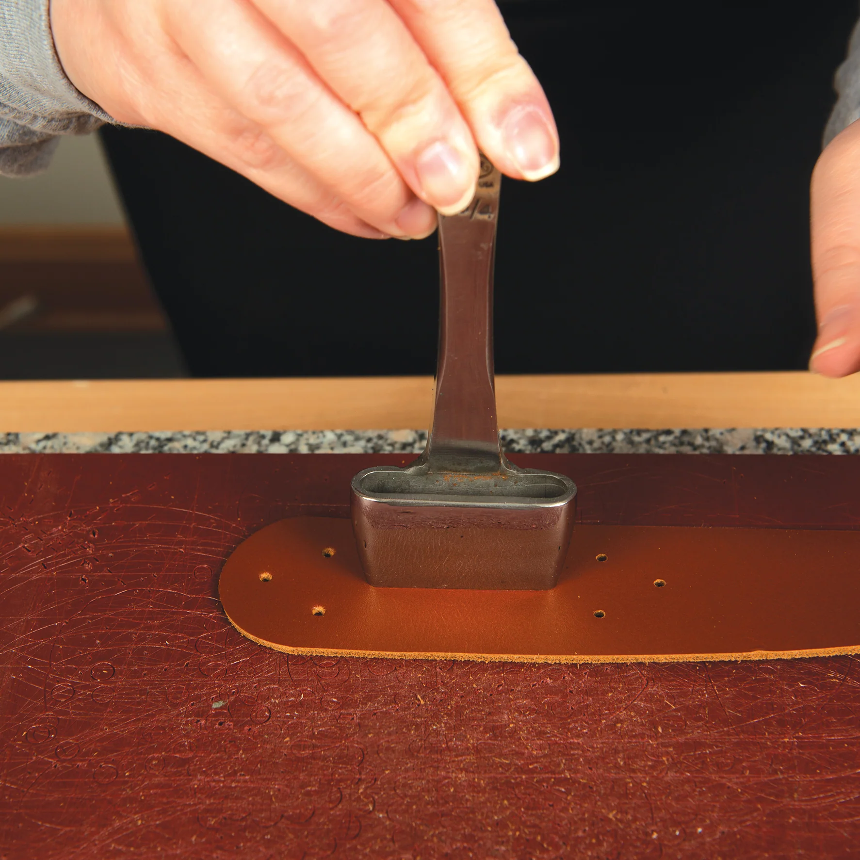 21-master-tool-oblong-leather-punch-1.webp