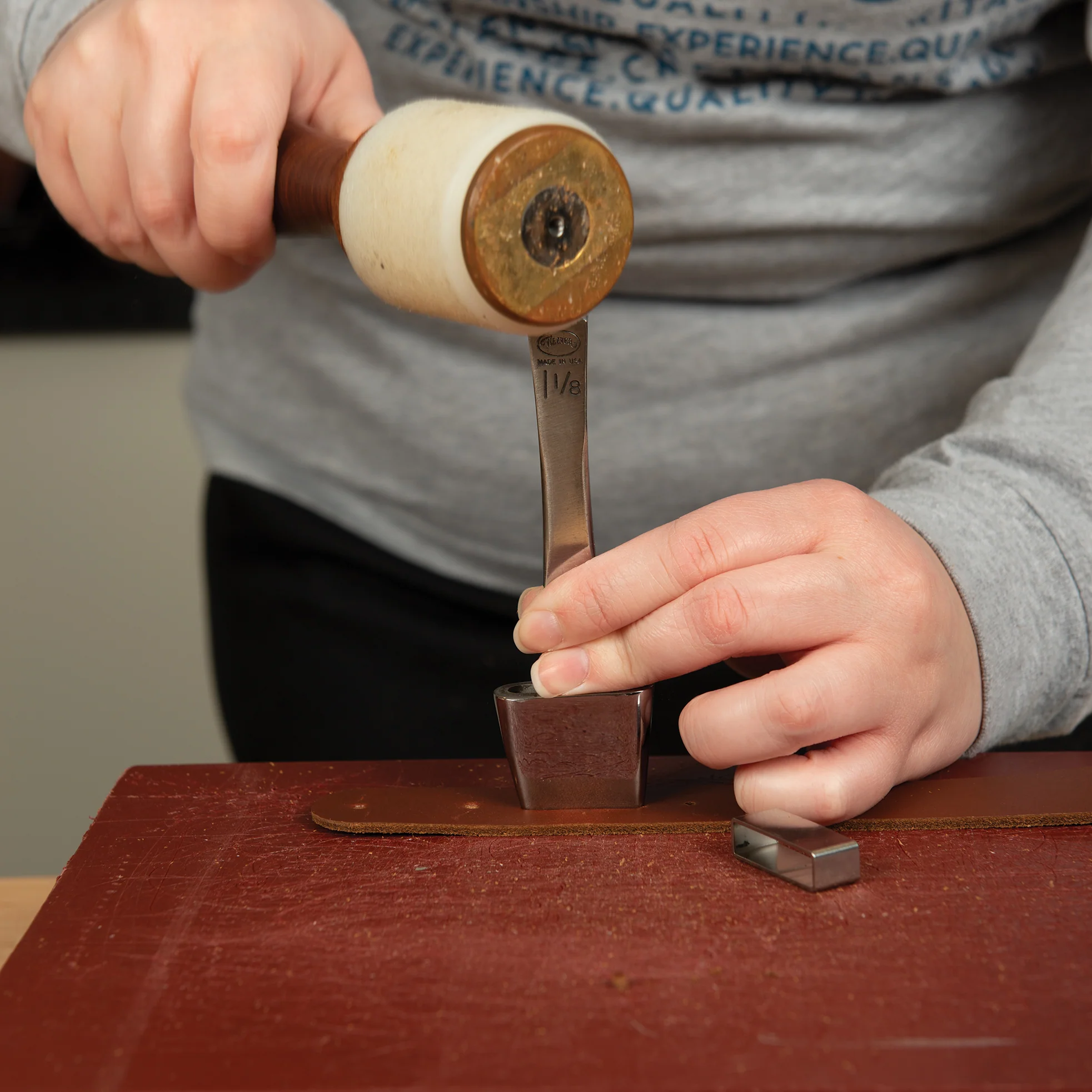 21-master-tool-oblong-leather-punch-1.webp
