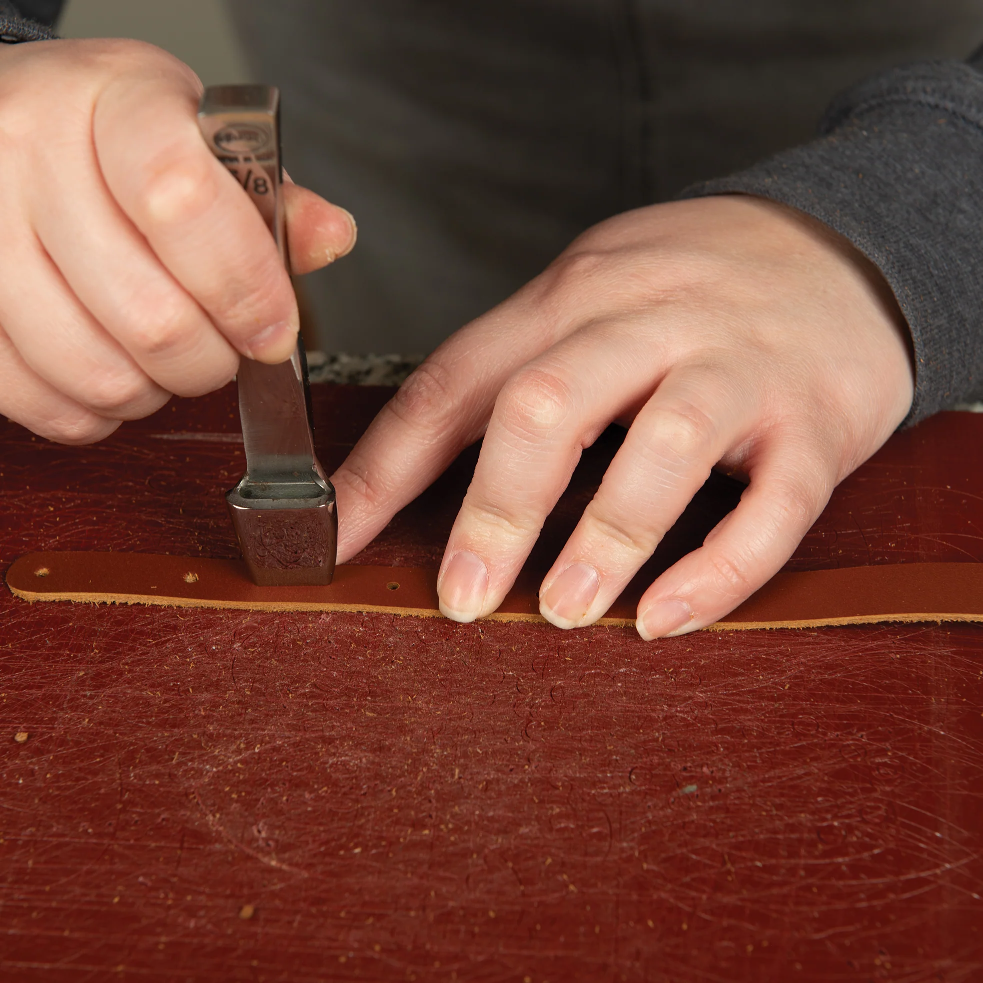 21-master-tool-oblong-leather-punch-1.webp