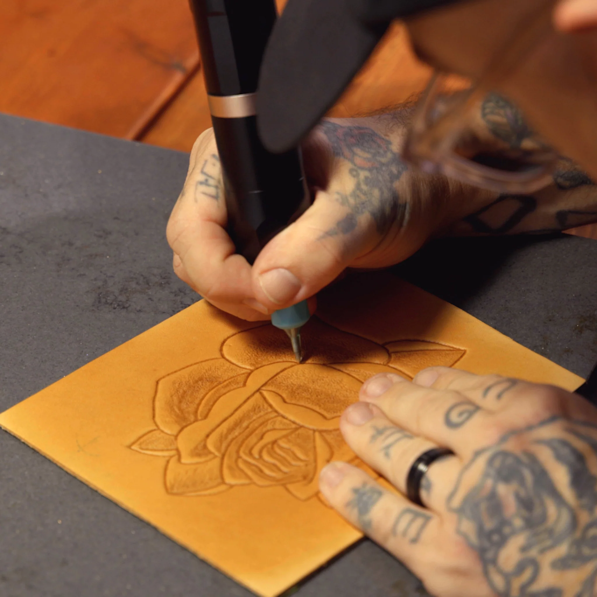 7993-leather-tattooling-machine-1.webp