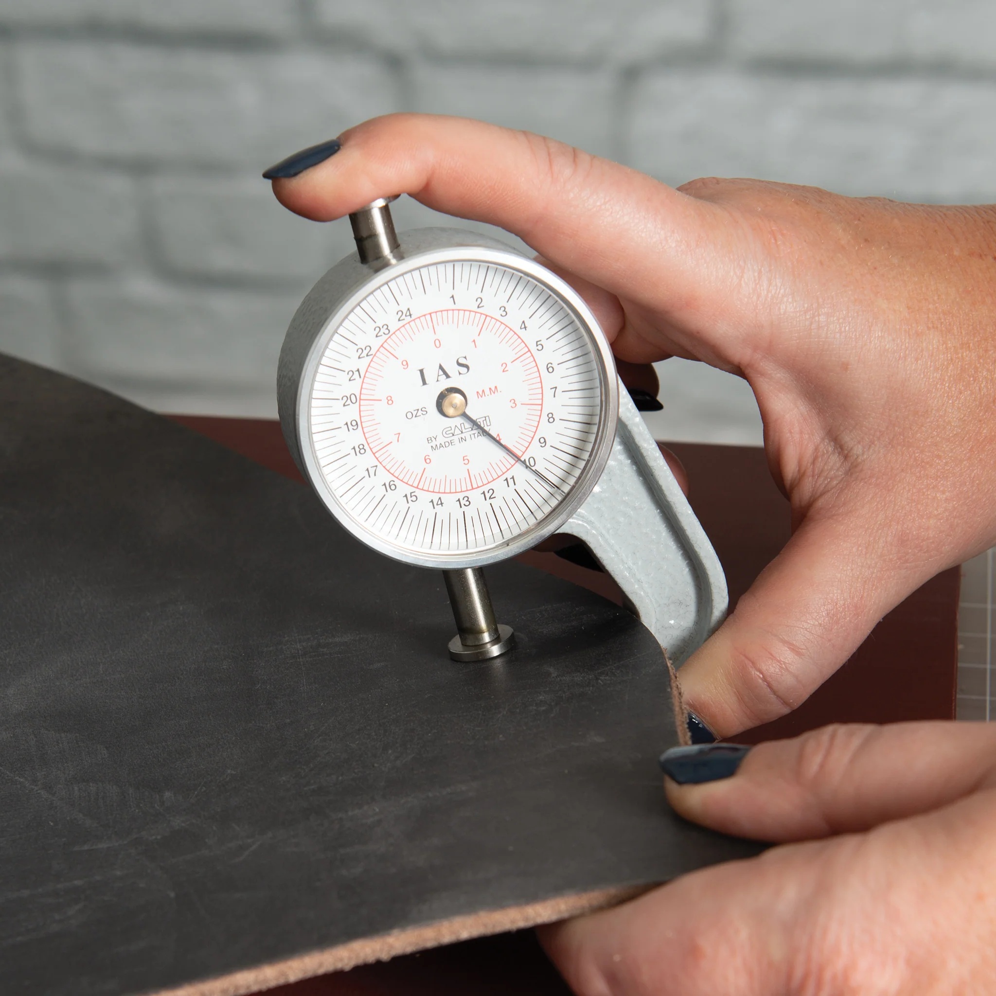 7997-leather-thickness-gauge-1-throat-1.webp