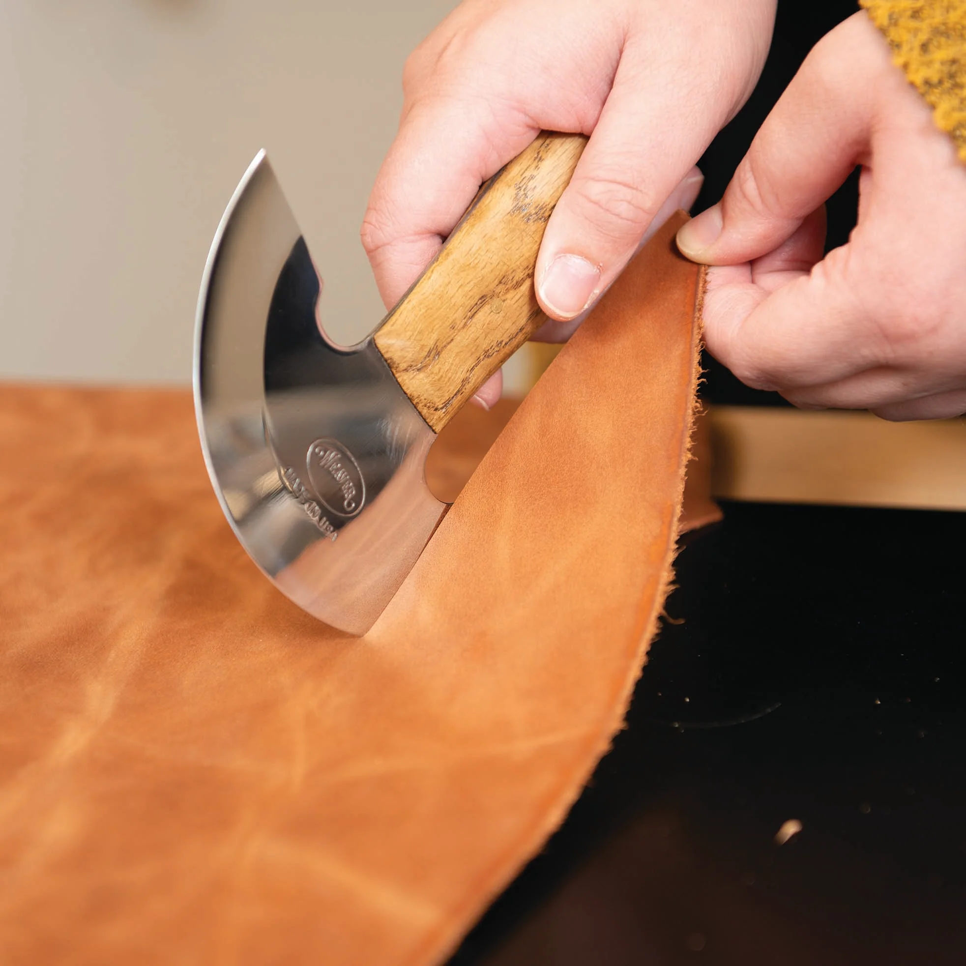 8222-master-tool-leather-round-knife-4-7-8–1.webp