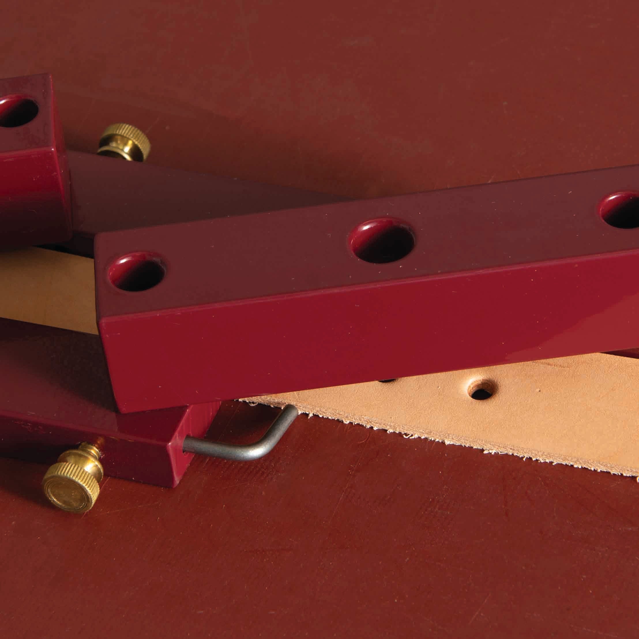 8256-master-tool-self-centering-guide-for-punches-1.webp