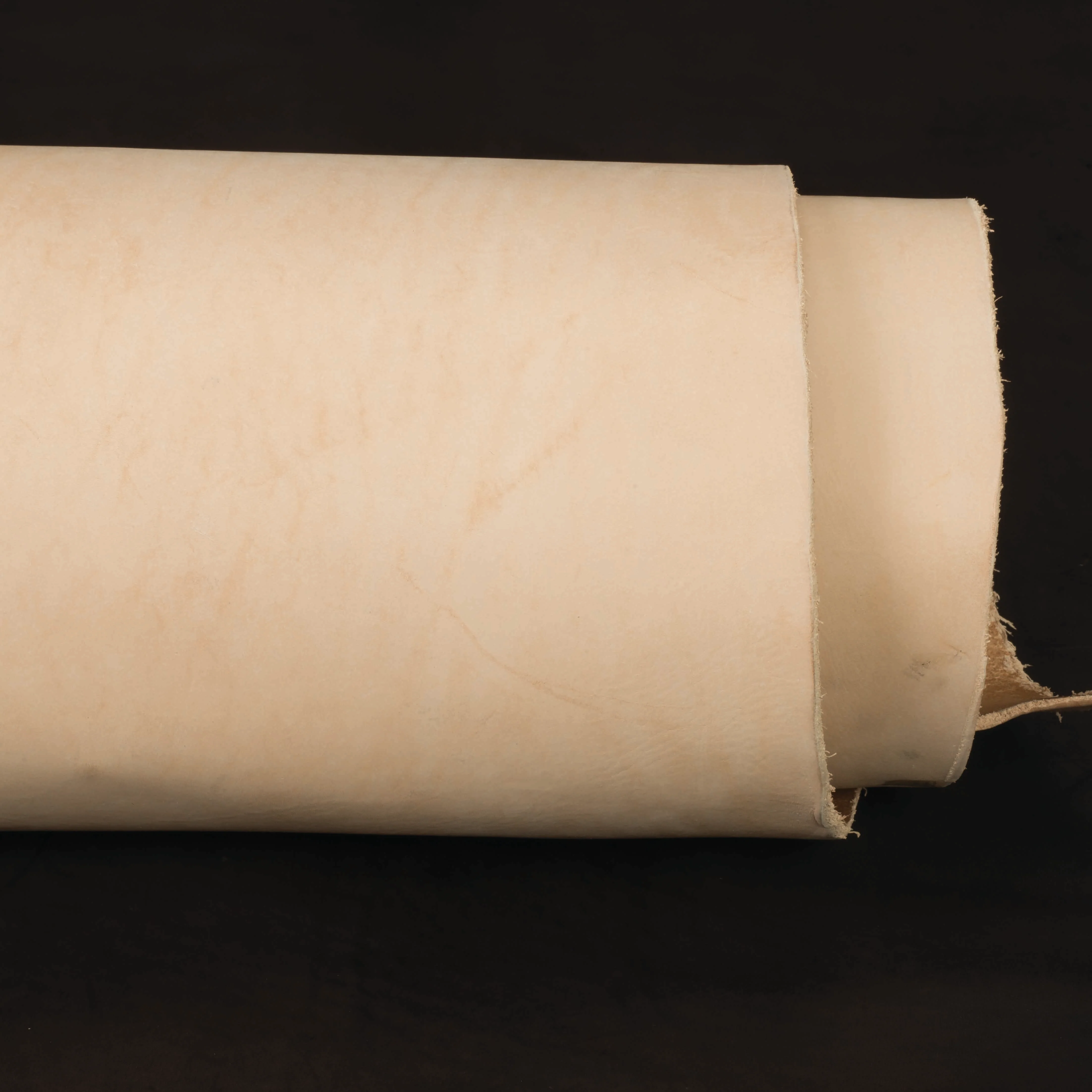9739-sample-veg-tanned-double-shoulder-with-finished-back-9-10-oz–1.webp
